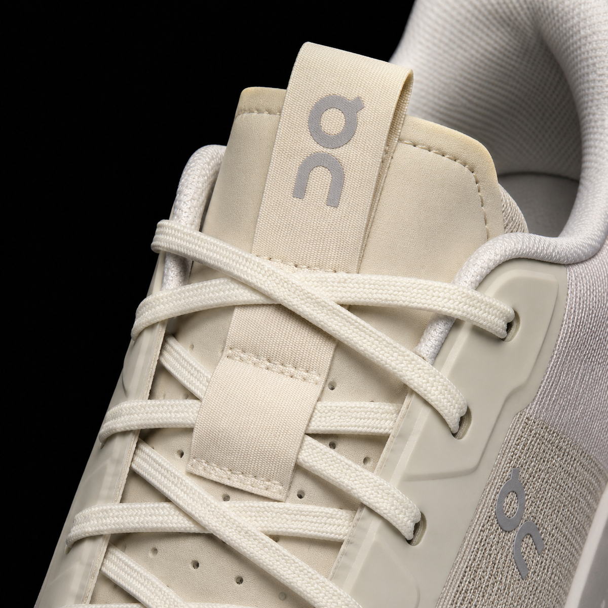On Cloudnova Form 2 Sand Ivory, detalle de agujetas — Crazy!Duck Hype