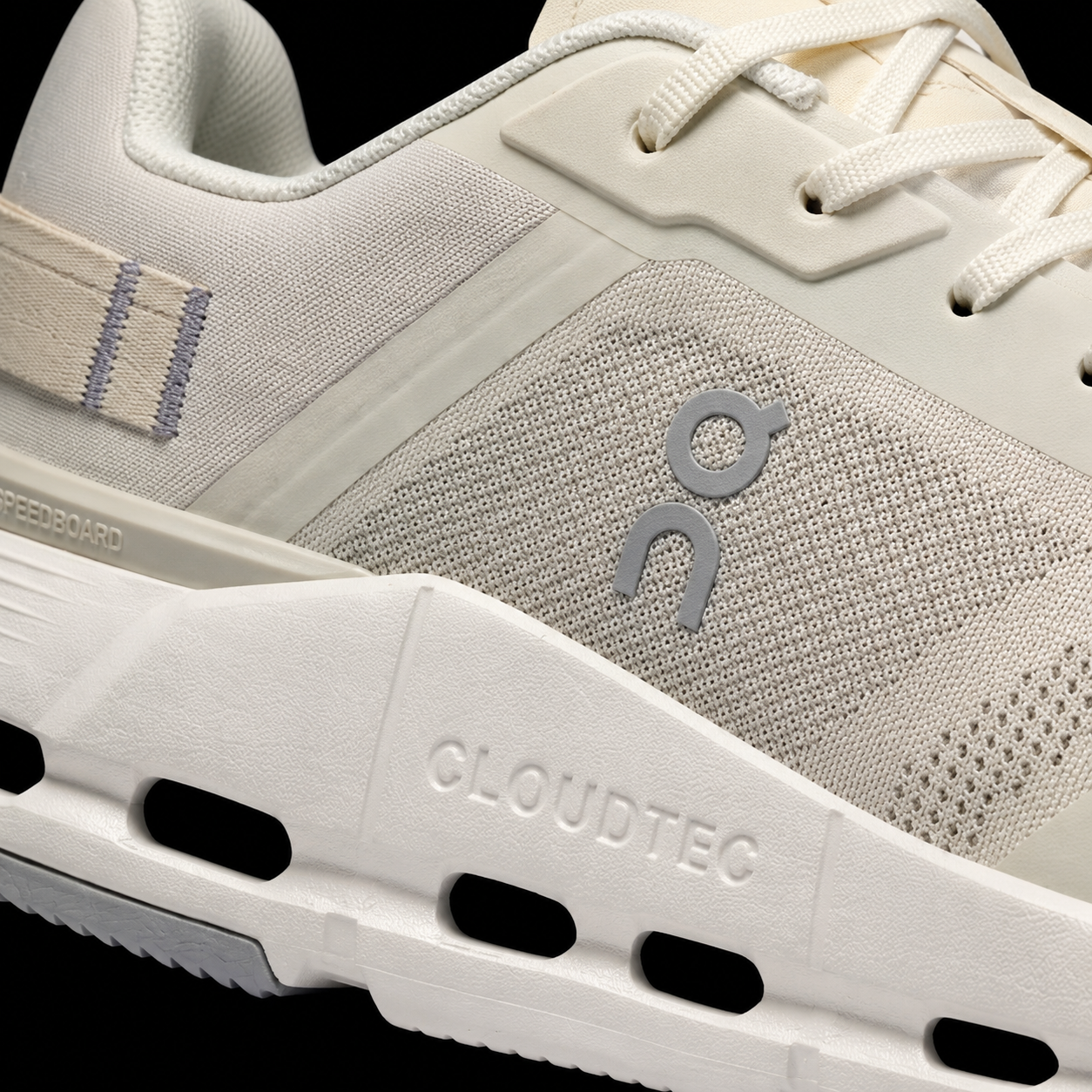 On Cloudnova Form 2 Sand Ivory, detalle de logo y material — Crazy!Duck Hype