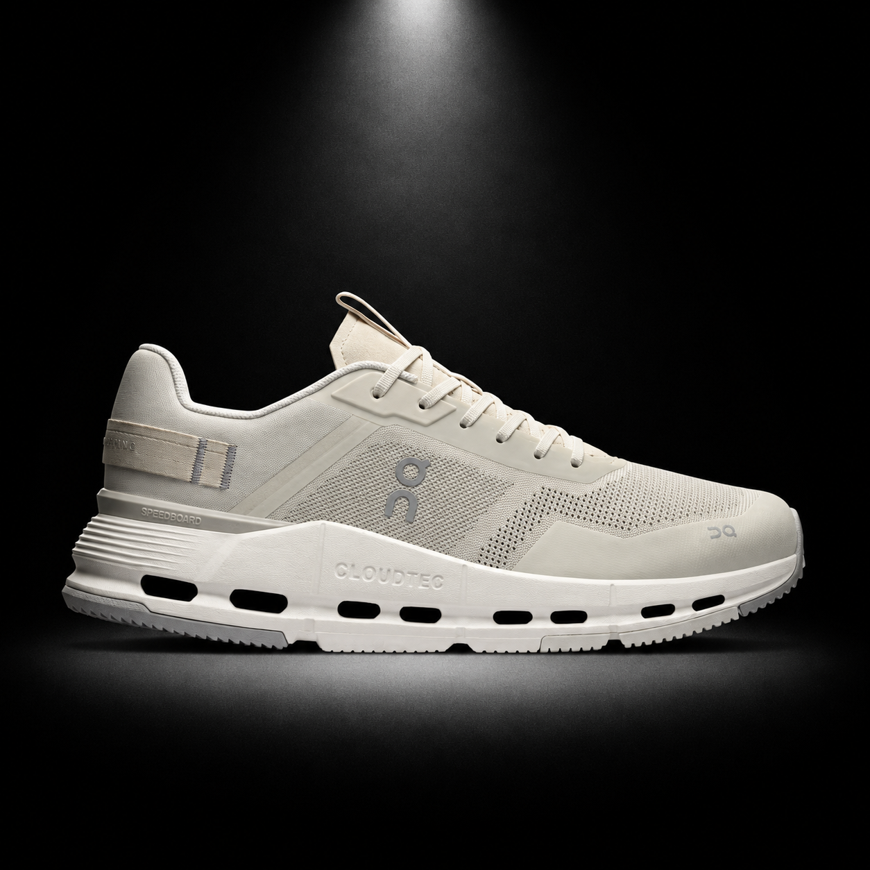 On Cloudnova Form 2 Sand Ivory, vista lateral — Crazy!Duck Hype