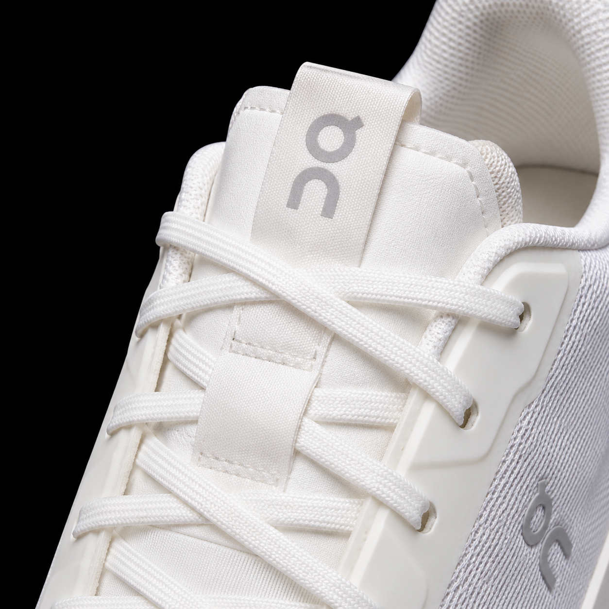 On Cloudnova Form 2 White Ivory, detalle de agujetas — Crazy!Duck Hype