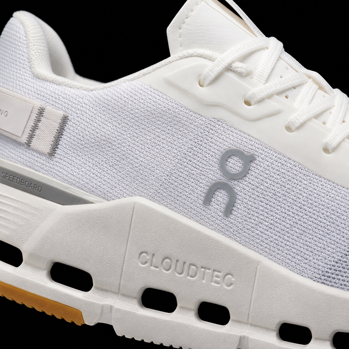 On Cloudnova Form 2 White Ivory, detalle de logo y material — Crazy!Duck Hype
