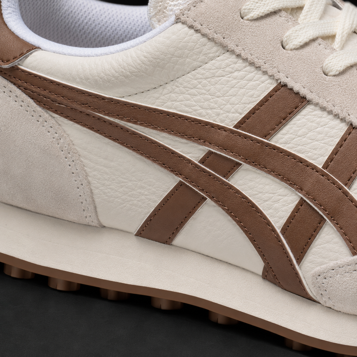 Onitsuka Tiger Birch Mocha Brown, detalle de logo y material — Crazy!Duck Hype