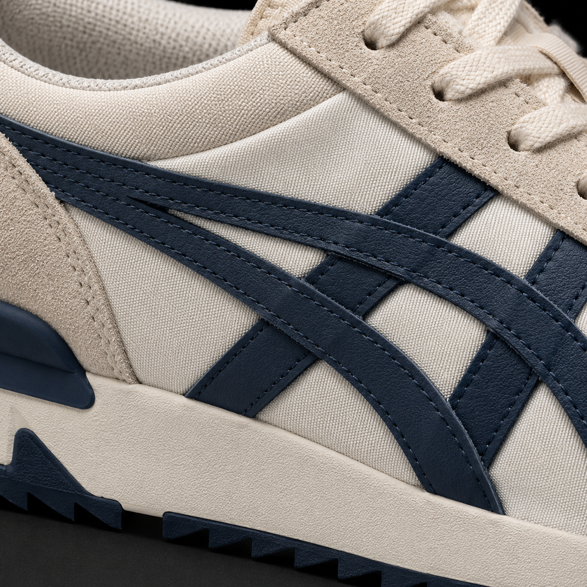 Onitsuka Tiger Birch Peacoat, detalle de logo y material — Crazy!Duck Hype