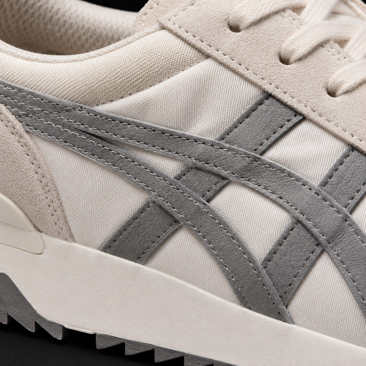 Onitsuka Tiger Birch Steeple Grey, detalle de logo y material — Crazy!Duck Hype