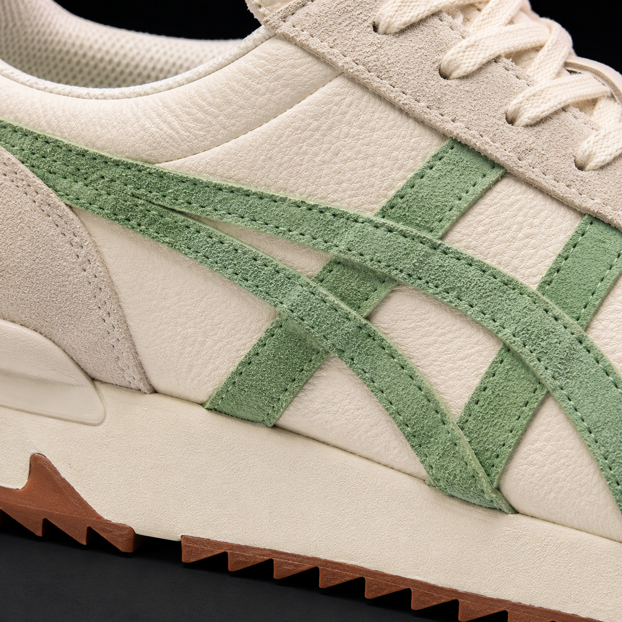 Onitsuka Tiger Birch Verdigris Green, detalle de logo y material — Crazy!Duck Hype