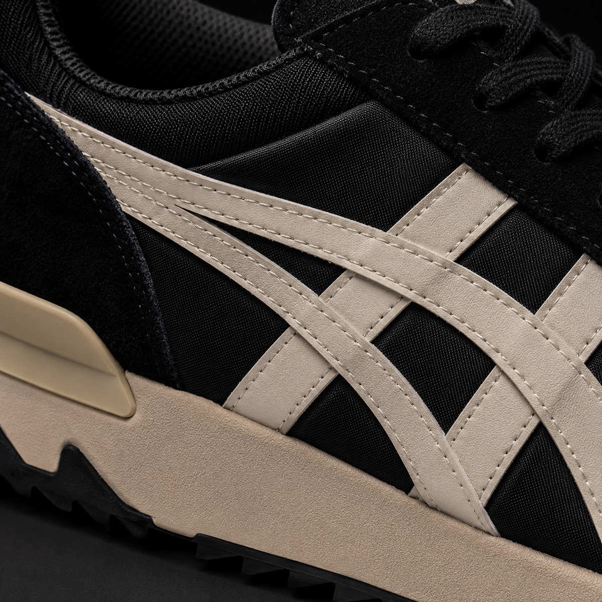 Onitsuka Tiger Black Oatmeal, detalle de logo y material — Crazy!Duck Hype