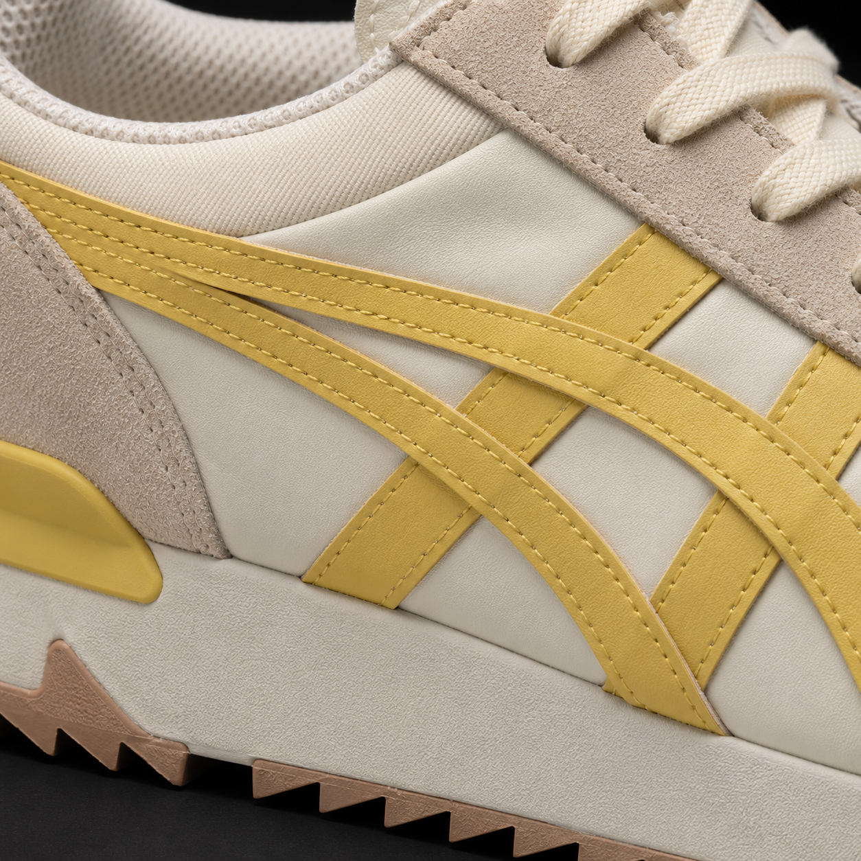 Onitsuka Tiger Cream Faded Yellow, detalle de logo y material — Crazy!Duck Hype
