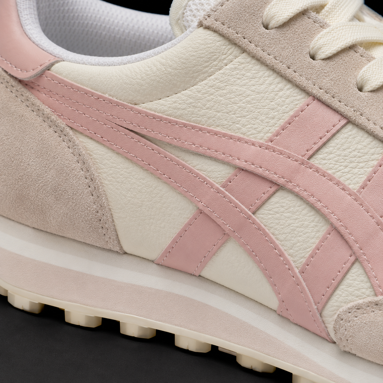 Onitsuka Tiger Cream Ginger Peach, detalle de logo y material — Crazy!Duck Hype