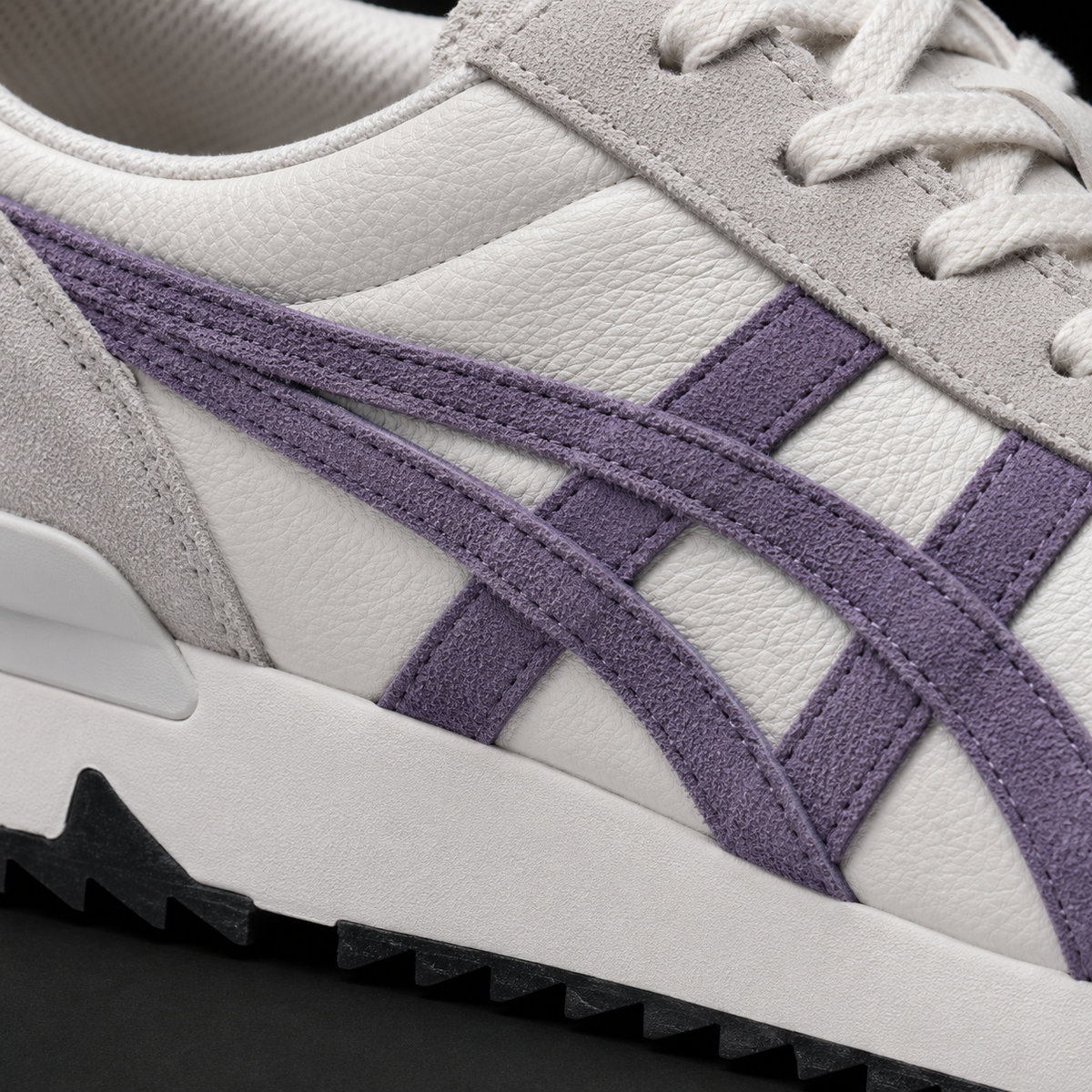 Onitsuka Tiger Glacier Grey Greyish Purple, detalle de logo y material — Crazy!Duck Hype