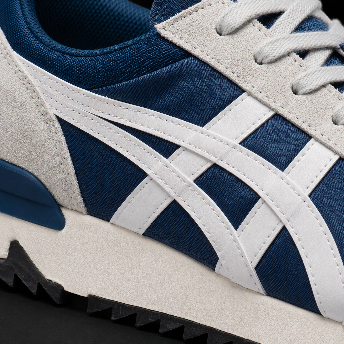 Onitsuka Tiger Grand Shark White, detalle de logo y material — Crazy!Duck Hype