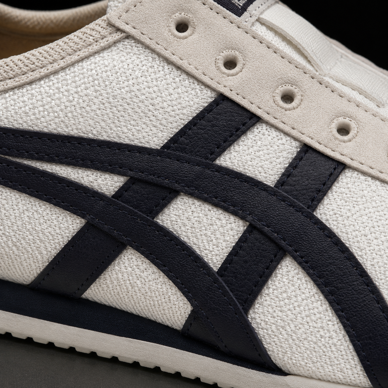 Onitsuka Tiger Mexico 66 Birch Midnight, detalle de logo y material — Crazy!Duck Hype