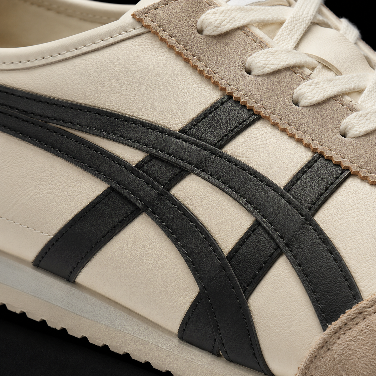 Onitsuka Tiger México 66 Ivory Black, detalle de logo y material — Crazy!Duck Hype