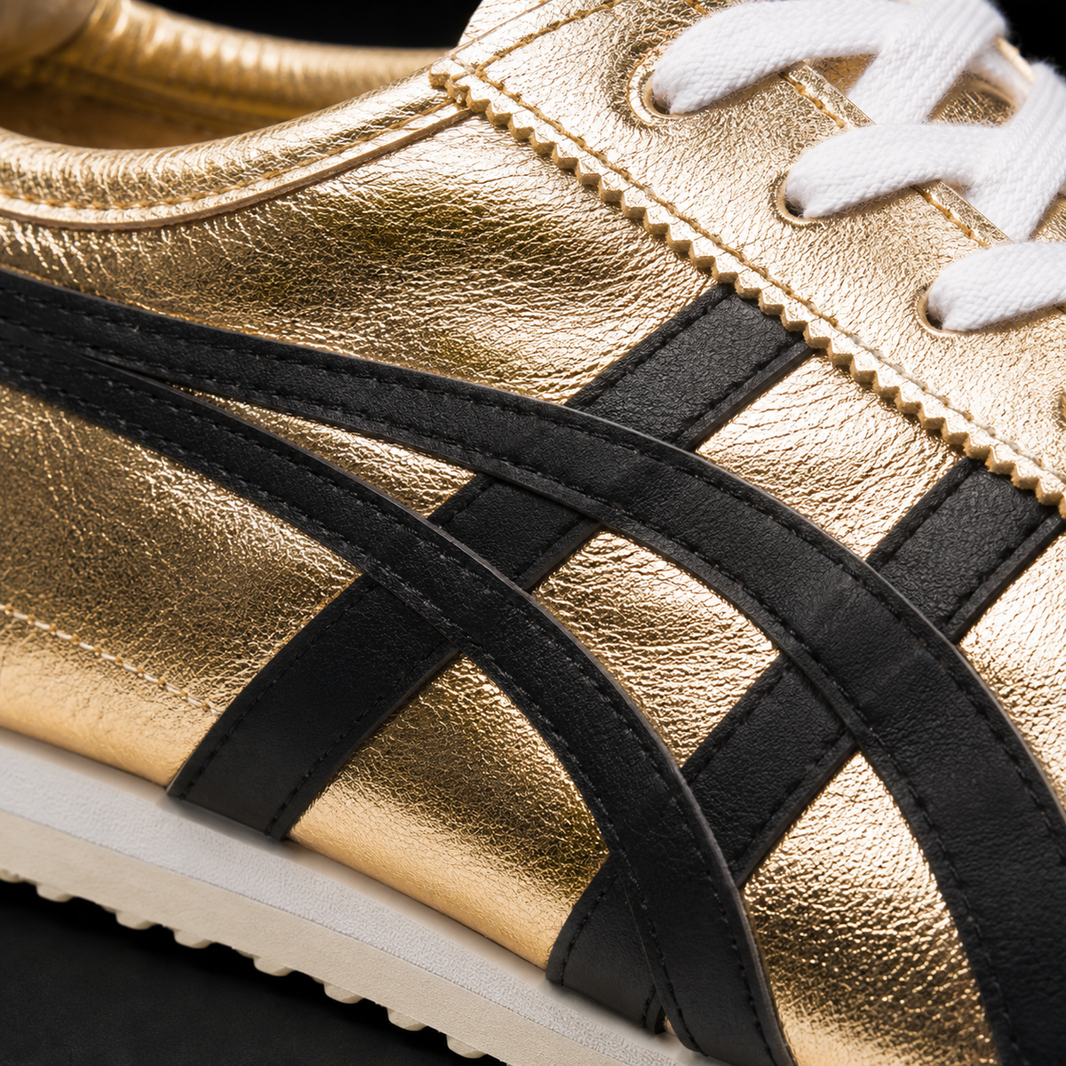 Onitsuka Tiger México 66 Pure Gold Black, detalle de logo y material — Crazy!Duck Hype