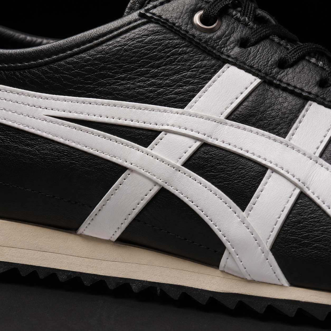 Onitsuka Tiger México 66 SD Black White, detalle de logo y material — Crazy!Duck Hype
