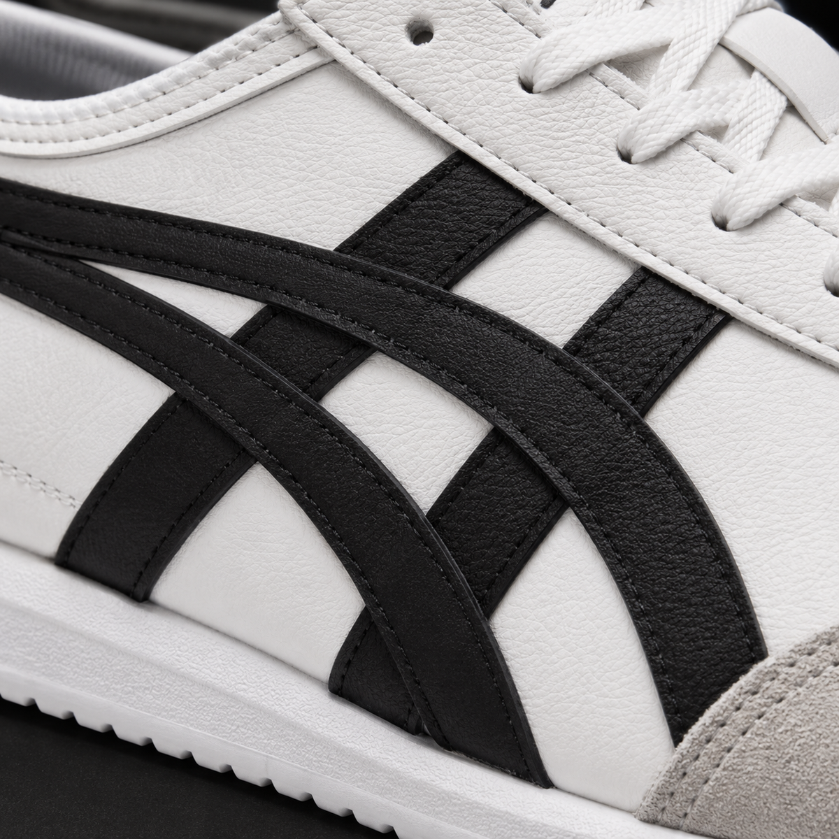 Onitsuka Tiger Mexico 66 SD White Black, detalle de logo y material — Crazy!Duck Hype