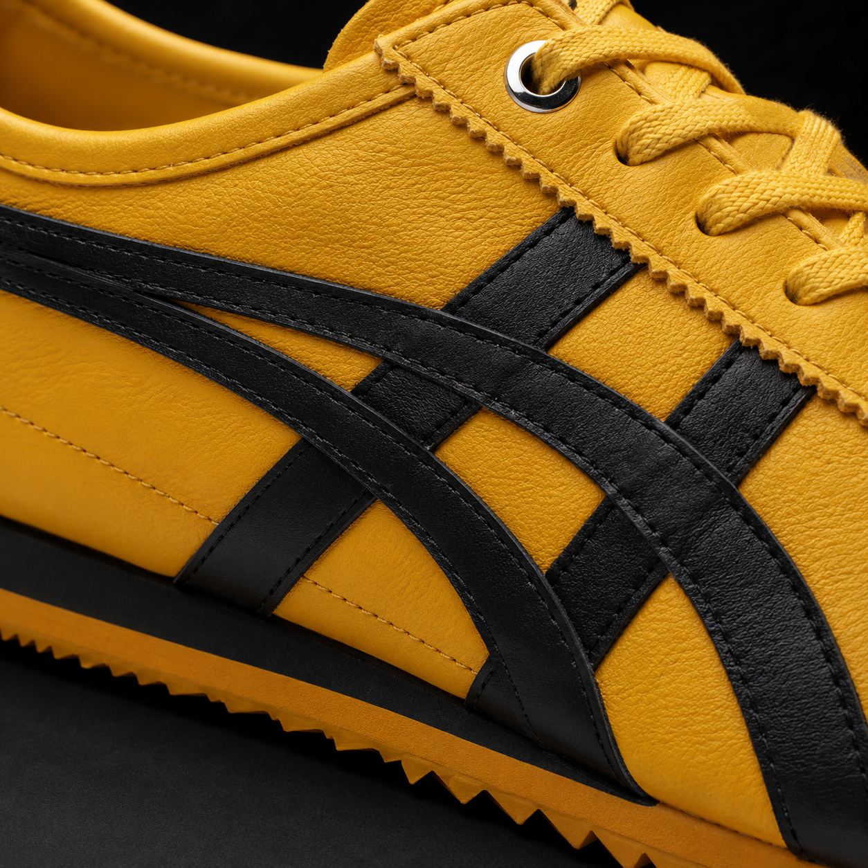 Onitsuka Tiger Mexico 66 SD Yellow Black, detalle de logo y material — Crazy!Duck Hype