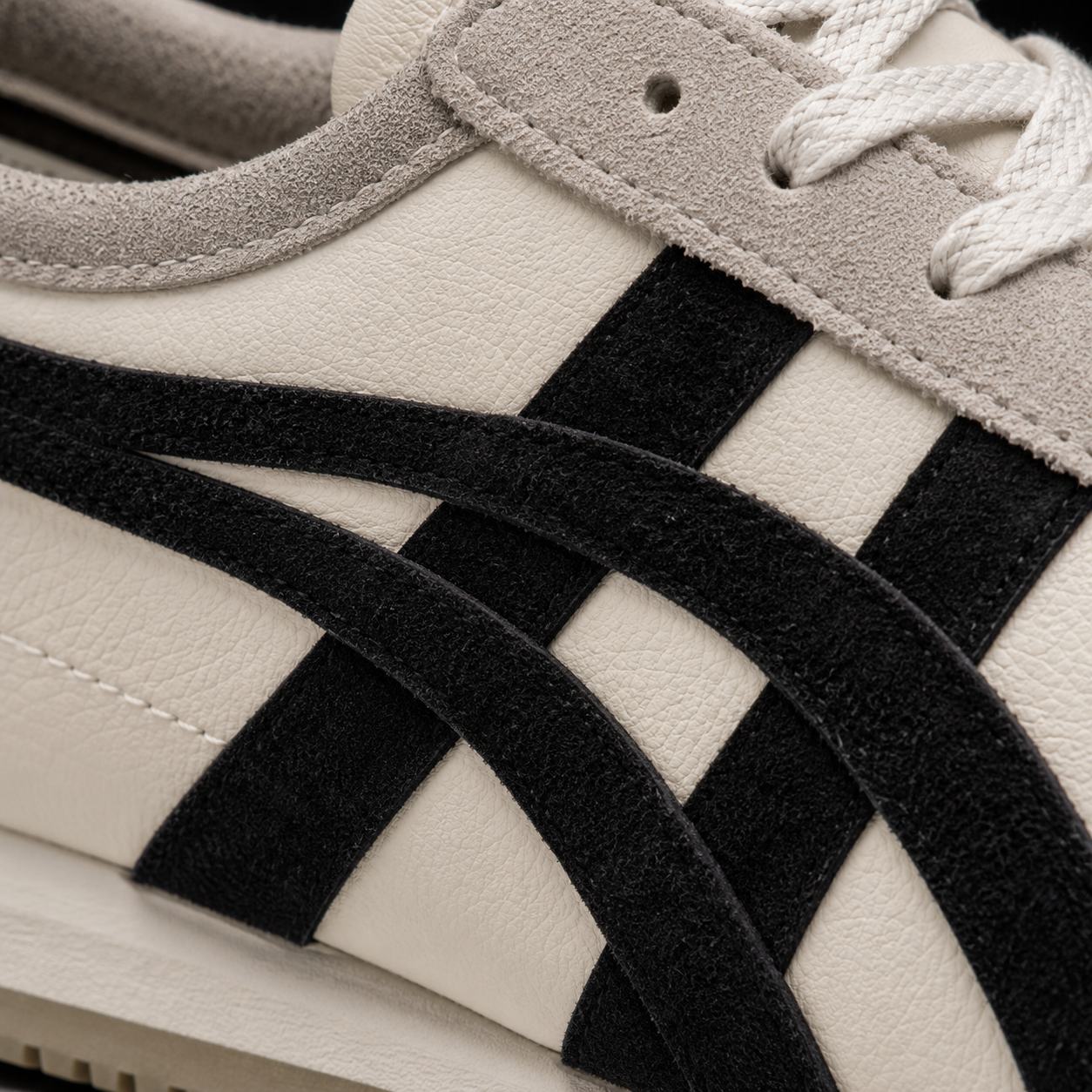 Onitsuka Tiger Mexico 66 Vintage Birch Black, detalle de logo y material — Crazy!Duck Hype