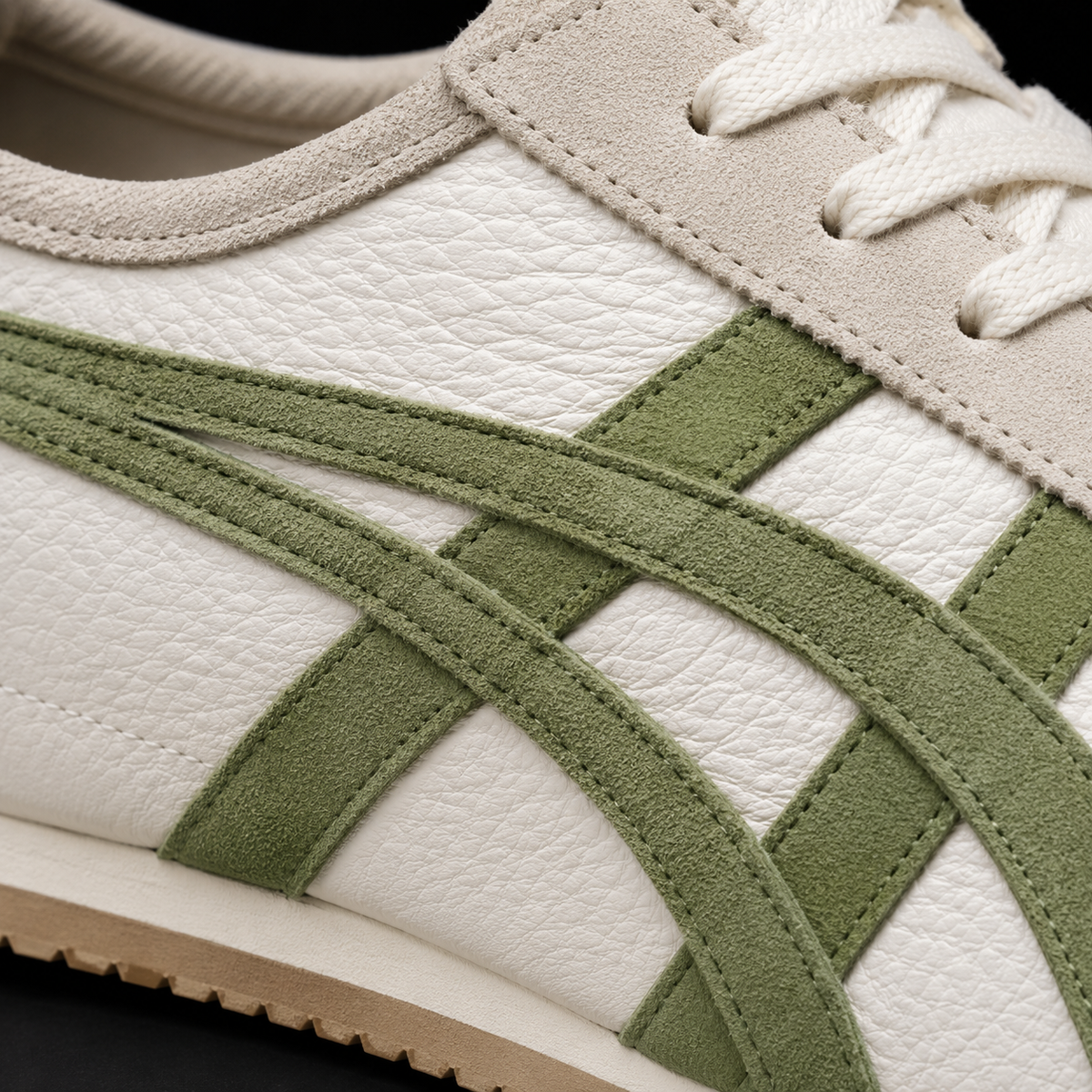 Onitsuka Tiger México 66 Vintage Birch Cactus Green, detalle de logo y material — Crazy!Duck Hype