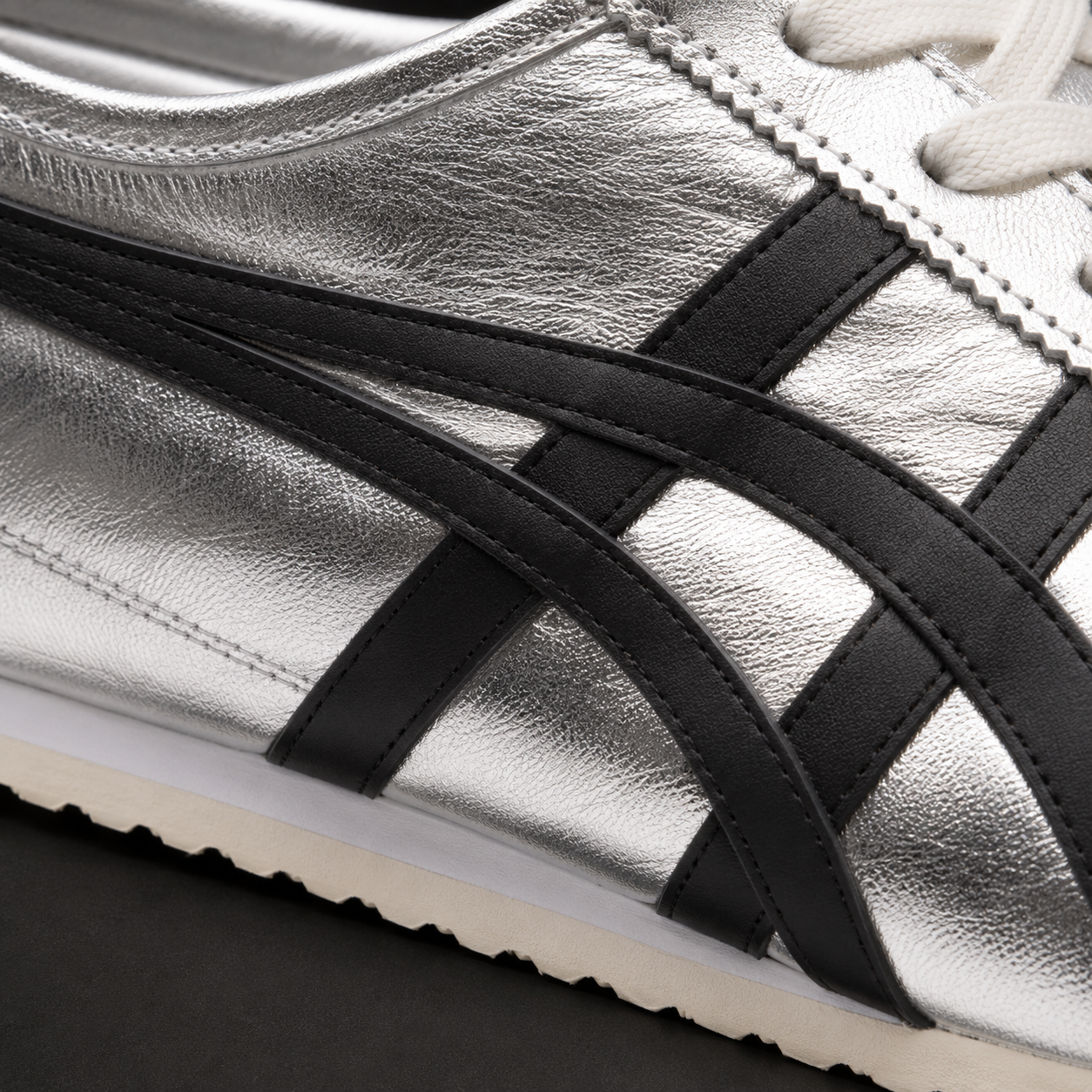 Onitsuka Tiger México 66 Vintage Pure Silver Black, detalle de logo y material — Crazy!Duck Hype