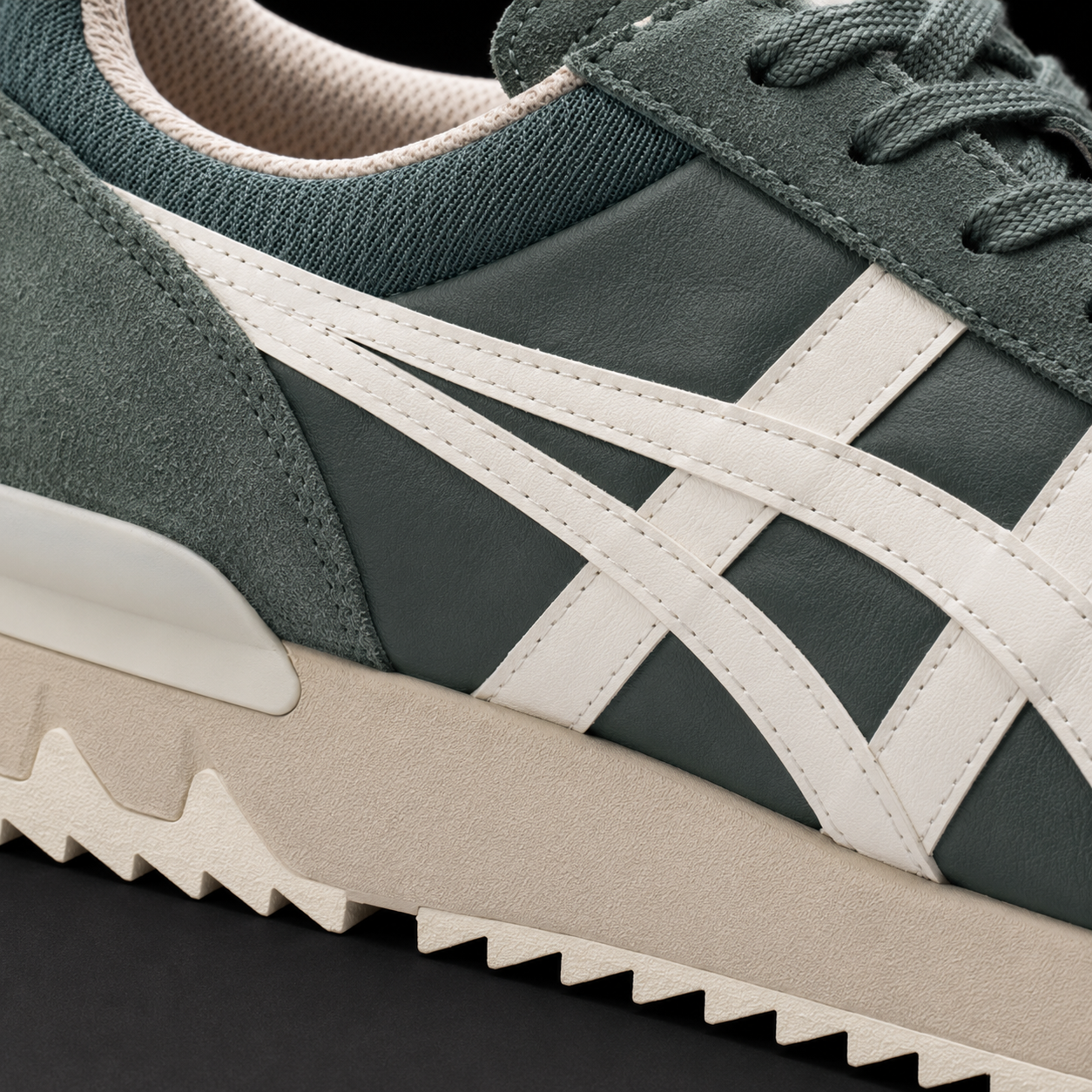 Onitsuka Tiger Monument Blue Cream, detalle de logo y material — Crazy!Duck Hype