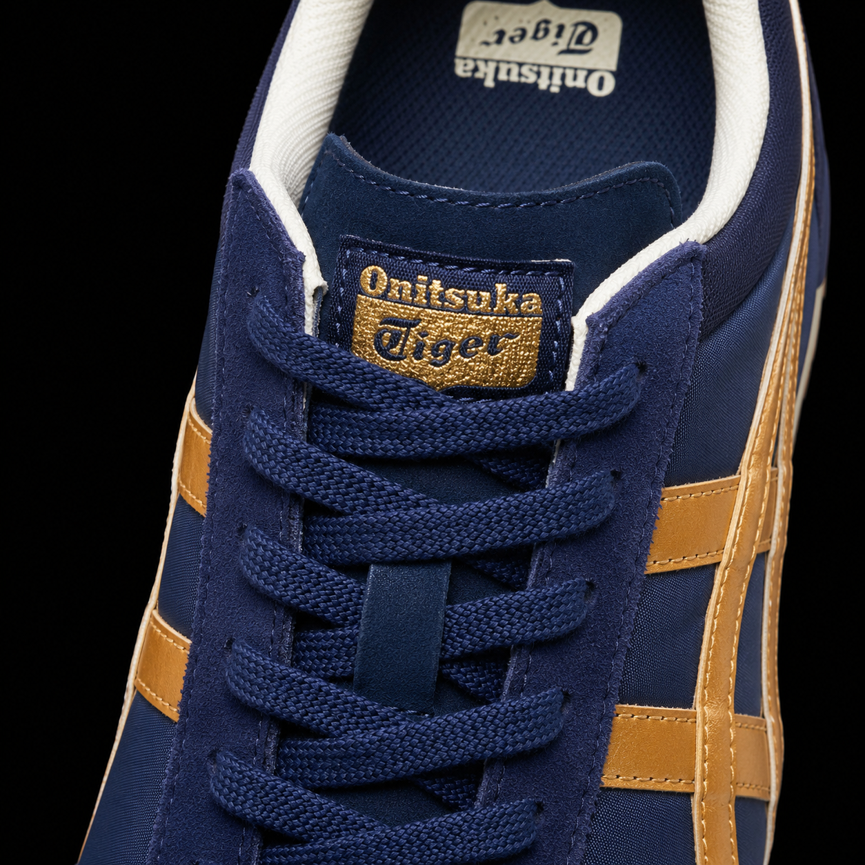 Onitsuka Tiger Peacoat Pure Gold, detalle de agujetas — Crazy!Duck Hype