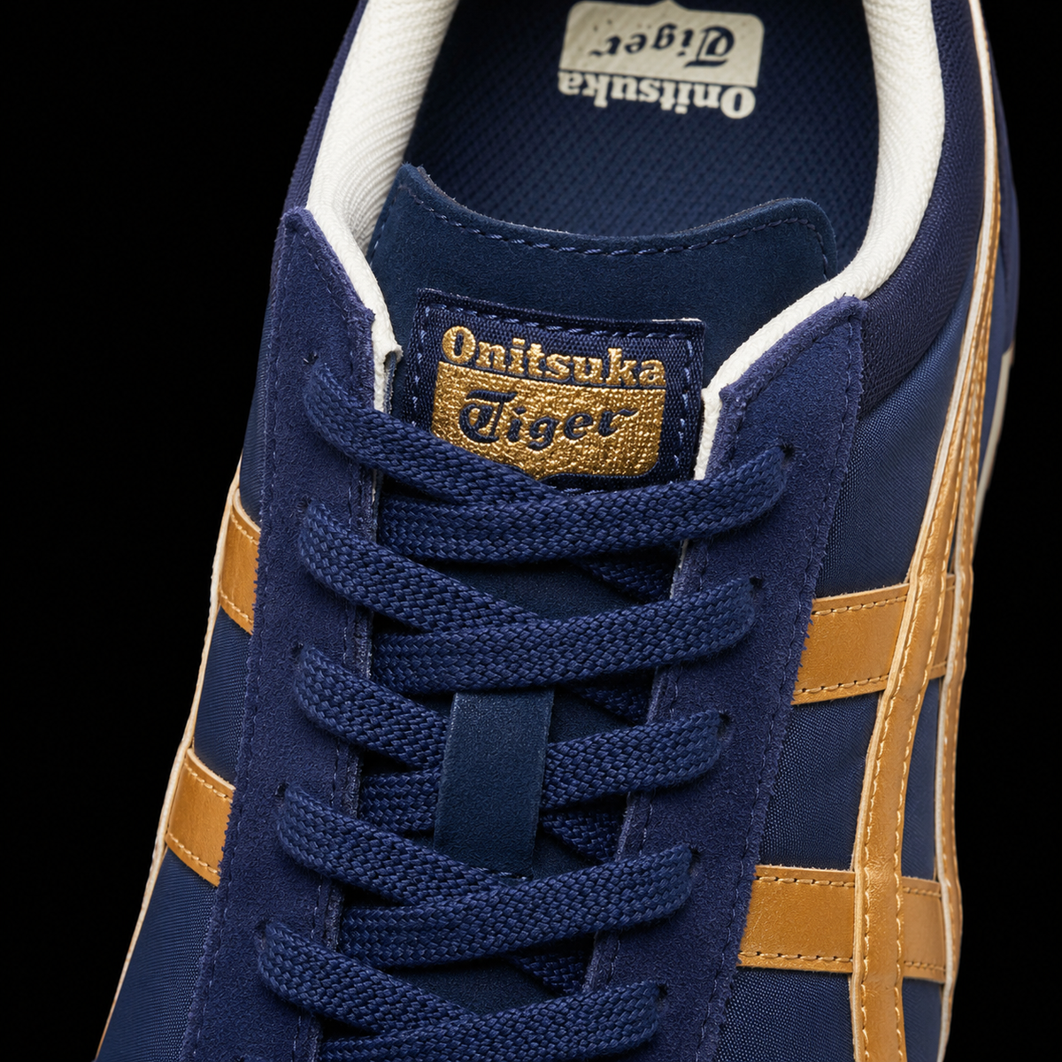 Onitsuka Tiger Peacoat Pure Gold, detalle de agujetas — Crazy!Duck Hype