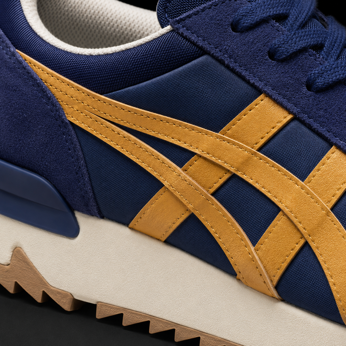Onitsuka Tiger Peacoat Pure Gold, detalle de logo y material — Crazy!Duck Hype