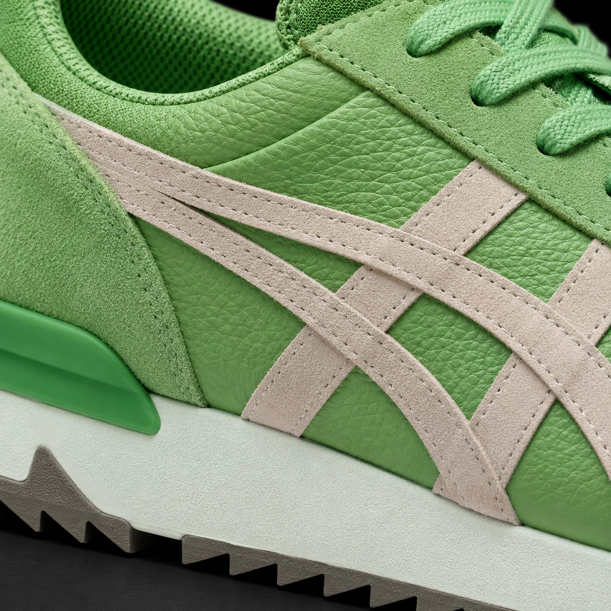 Onitsuka Tiger Verdigris Green Cream, detalle de logo y material — Crazy!Duck Hype