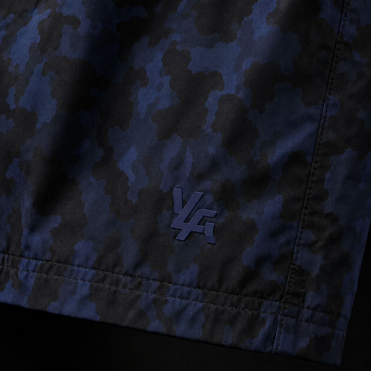 YoungLA 1048 Prime Training Shorts Navy Black Camo, detalle de logo y material — Crazy!Duck Hype