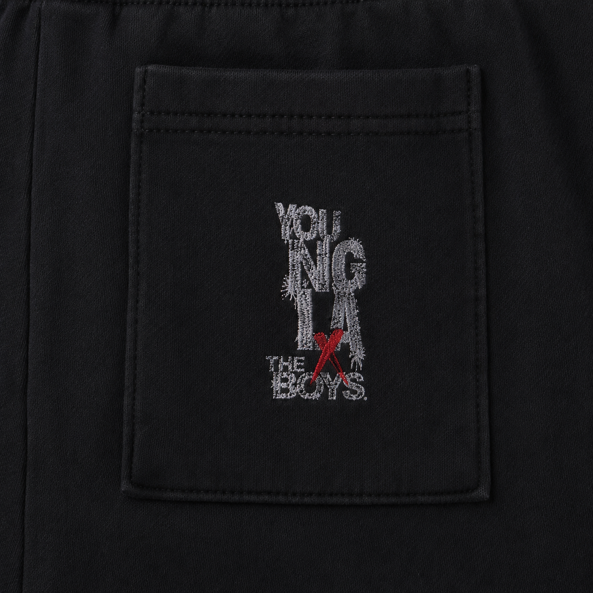 YoungLA 2036 The Boys Sweats Billy Butcher Graphic, detalle de logo y material — Crazy!Duck Hype
