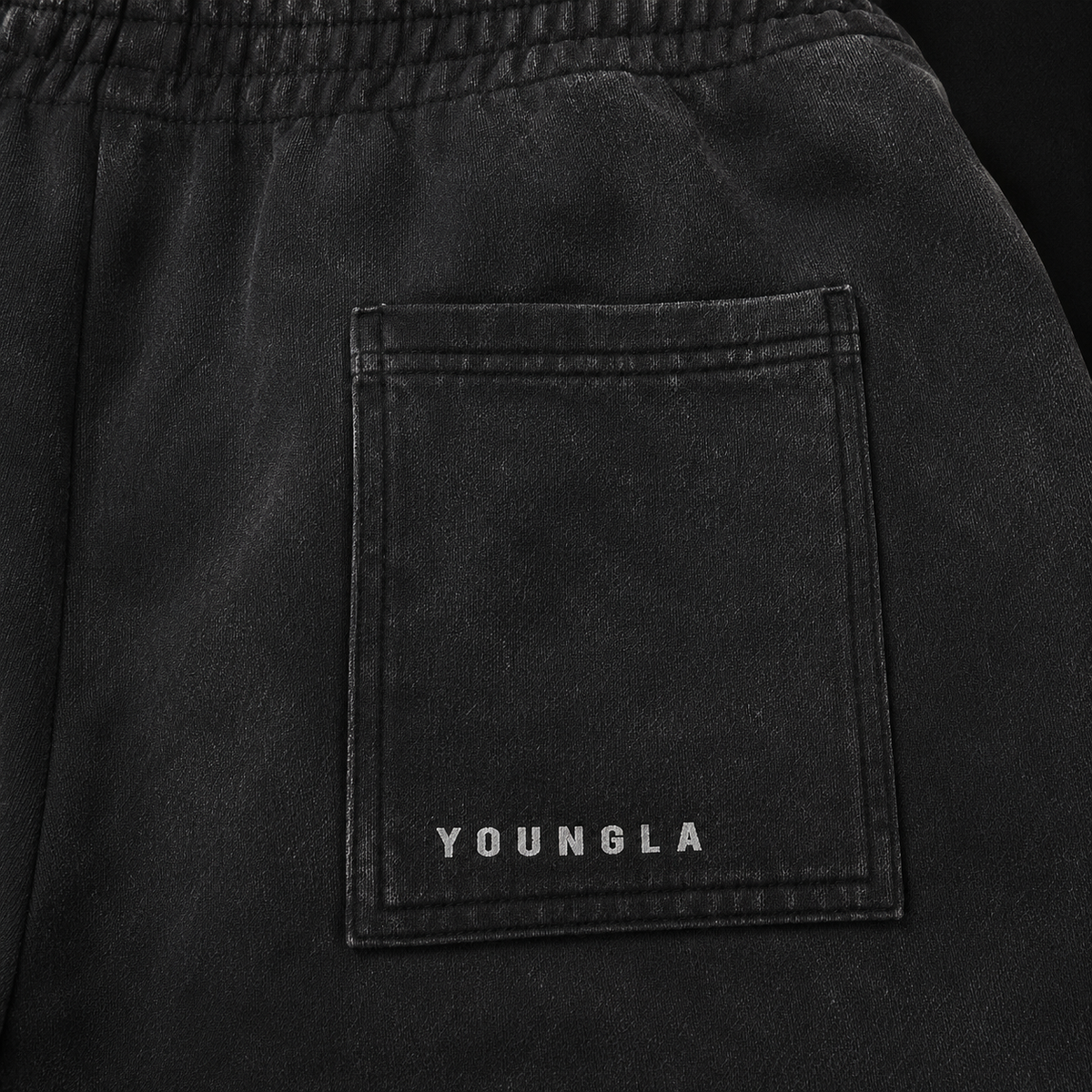 YoungLA 2079 Dark Wave Joggers Black Wash, detalle de logo y material — Crazy!Duck Hype