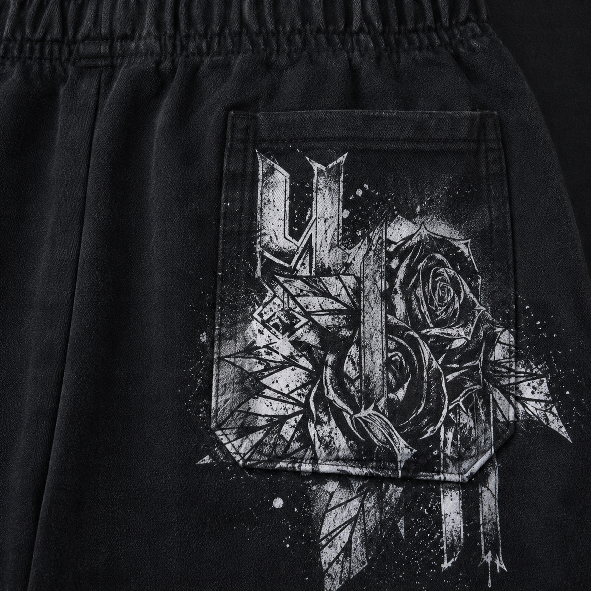 YoungLA 2116 Dynasty Sweats Black Wash, detalle de logo y material — Crazy!Duck Hype