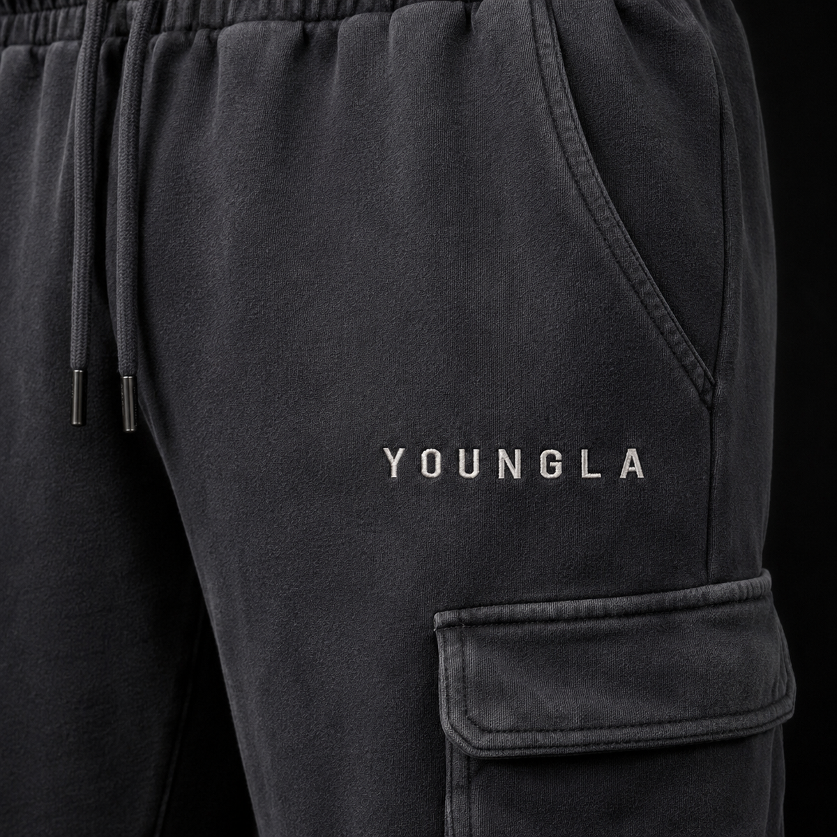 YoungLA 240 Cargo Pants Grey, detalle de logo y material — Crazy!Duck Hype