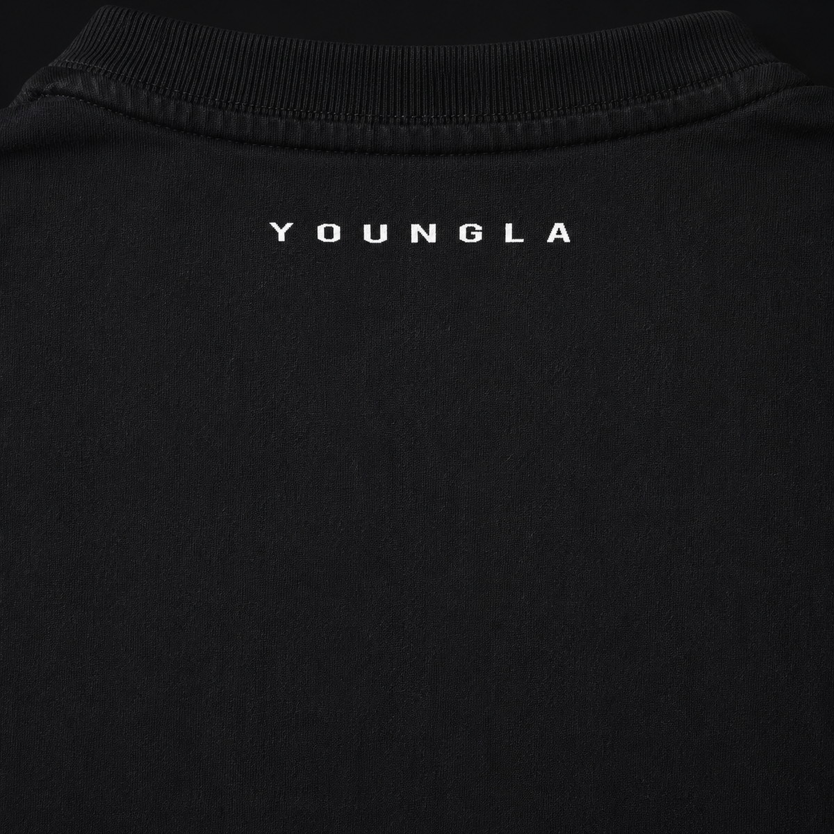 YoungLA 3049 Essential Cut-Offs Black Wash, detalle de logo y material — Crazy!Duck Hype