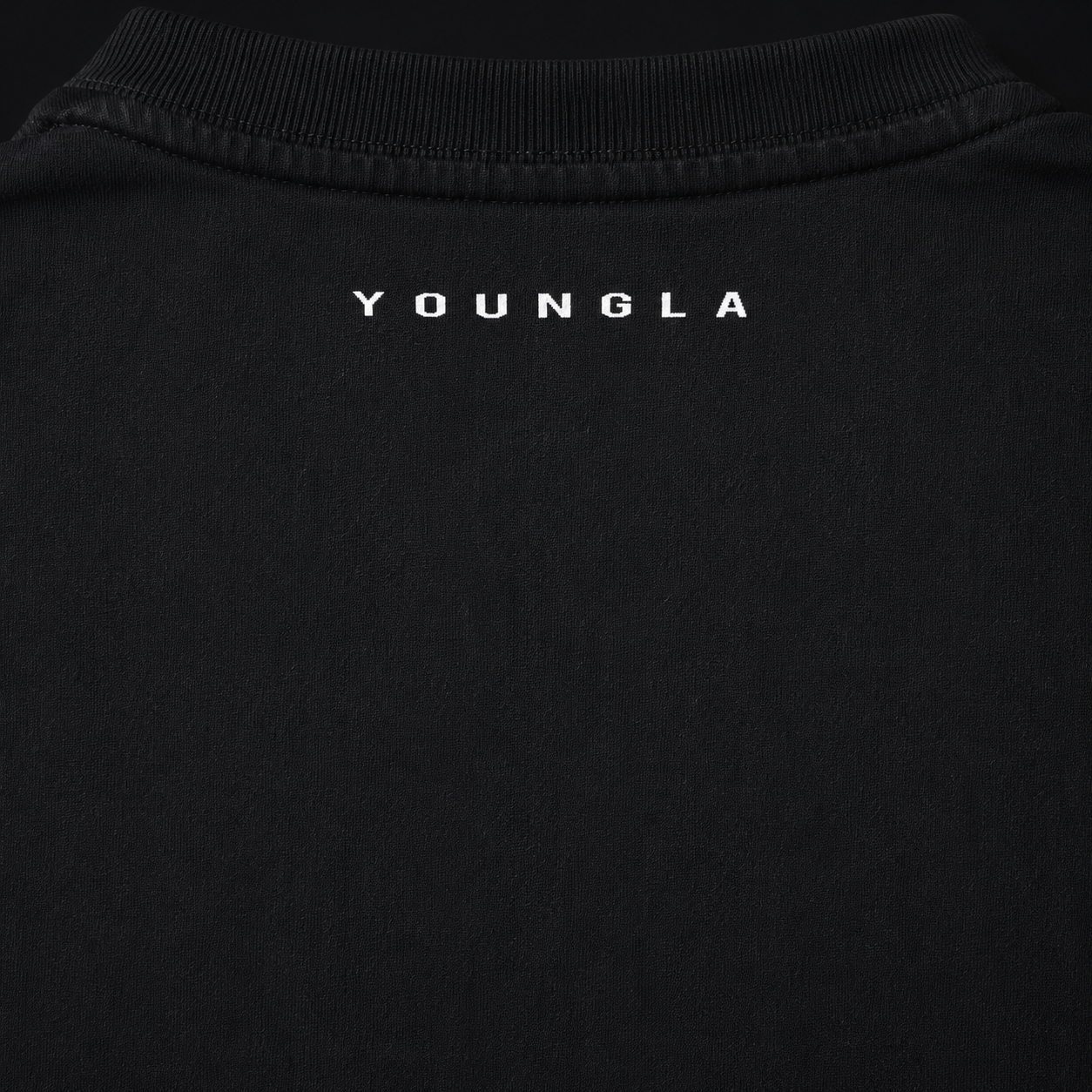 YoungLA 3049 Essential Cut-Offs Black Wash, detalle de logo y material — Crazy!Duck Hype