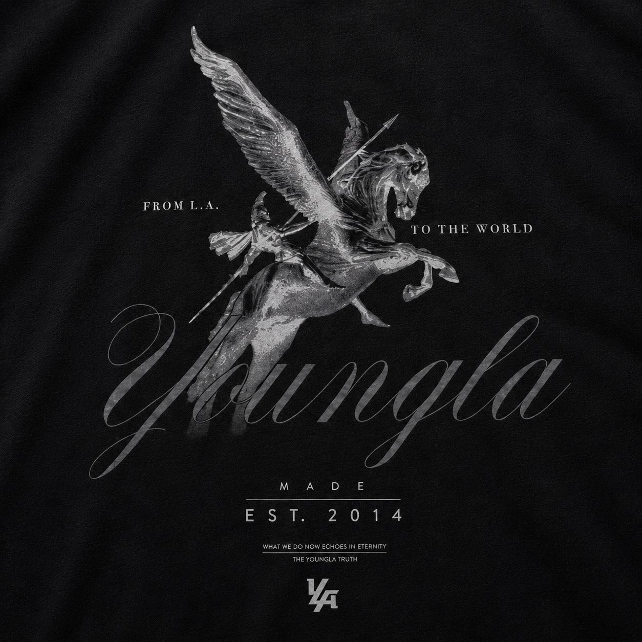 YoungLA 4106 Dark Wave Tees Black Wash, detalle de logo y material — Crazy!Duck Hype
