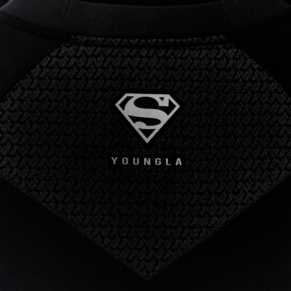 YoungLA 4117 Superman Compression Tees Black, detalle de logo y material — Crazy!Duck Hype