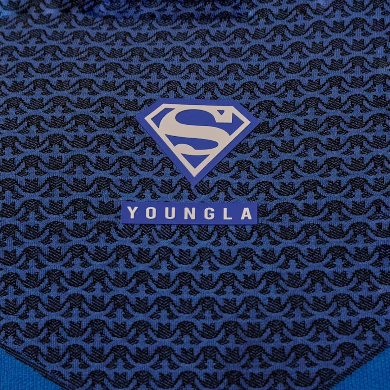 YoungLA 4117 Superman Compression Tees Blue, detalle de logo y material — Crazy!Duck Hype