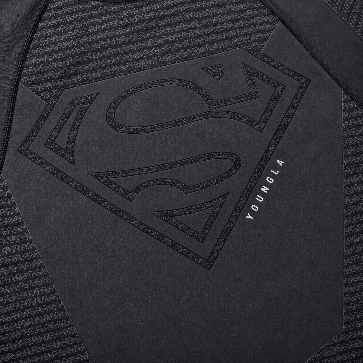YoungLA 4117 Superman Compression Tees Charcoal, detalle de estampado — Crazy!Duck Hype