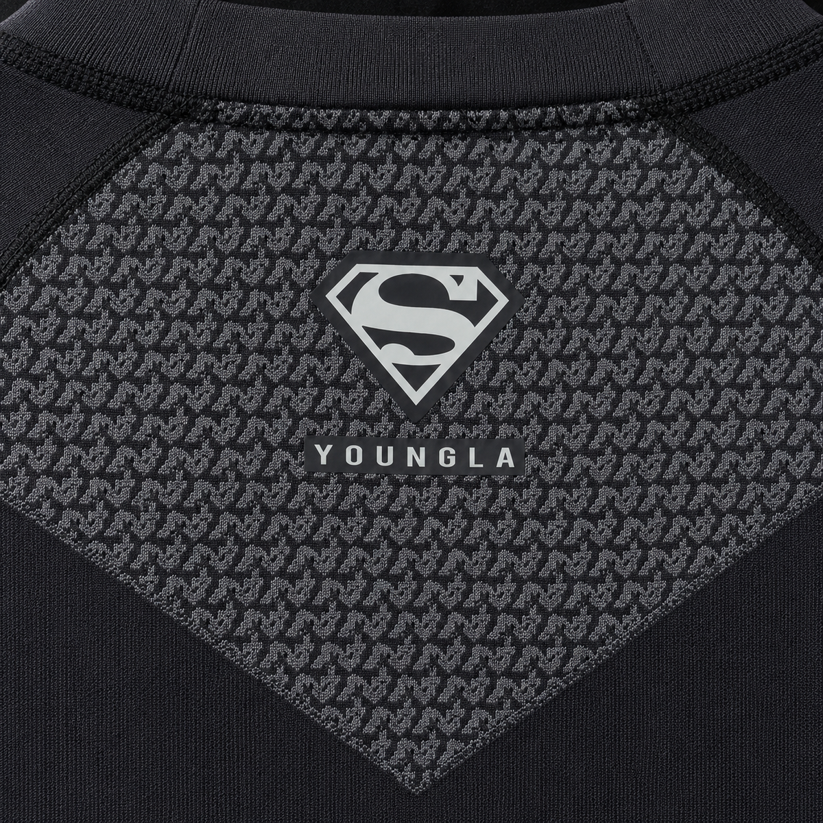 YoungLA 4117 Superman Compression Tees Charcoal, detalle de logo y material — Crazy!Duck Hype