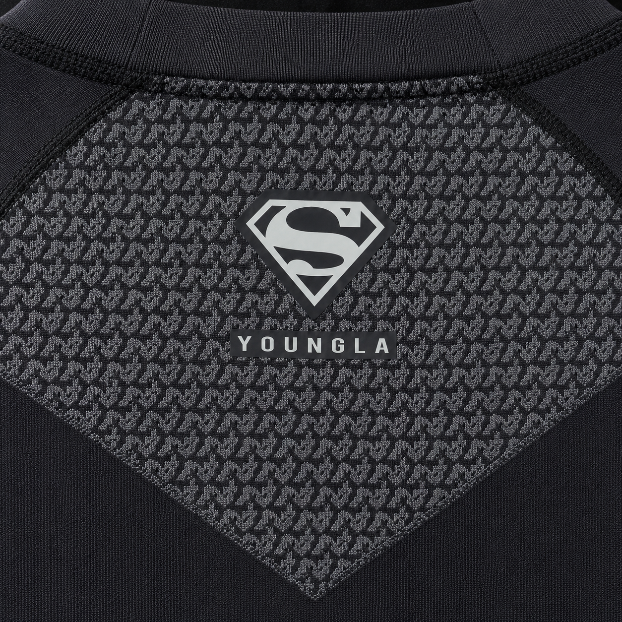 YoungLA 4117 Superman Compression Tees Charcoal, detalle de logo y material — Crazy!Duck Hype