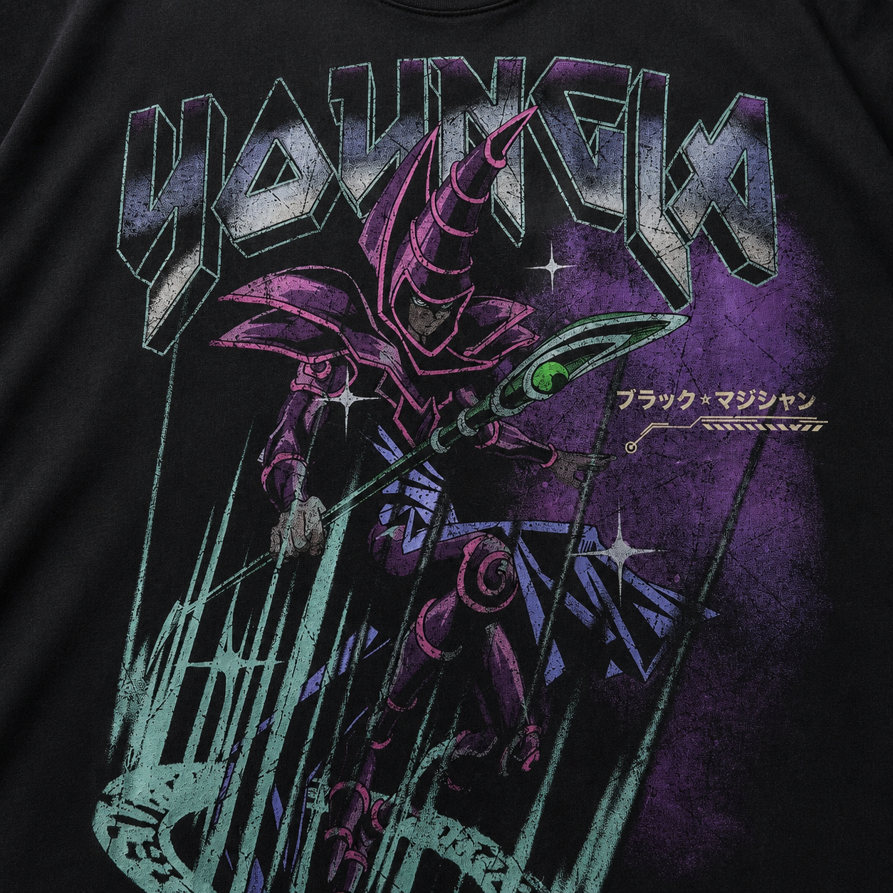 YoungLA 4123 Yu-Hi-Oh! Tees Dark Magician, detalle de logo y material — Crazy!Duck Hype