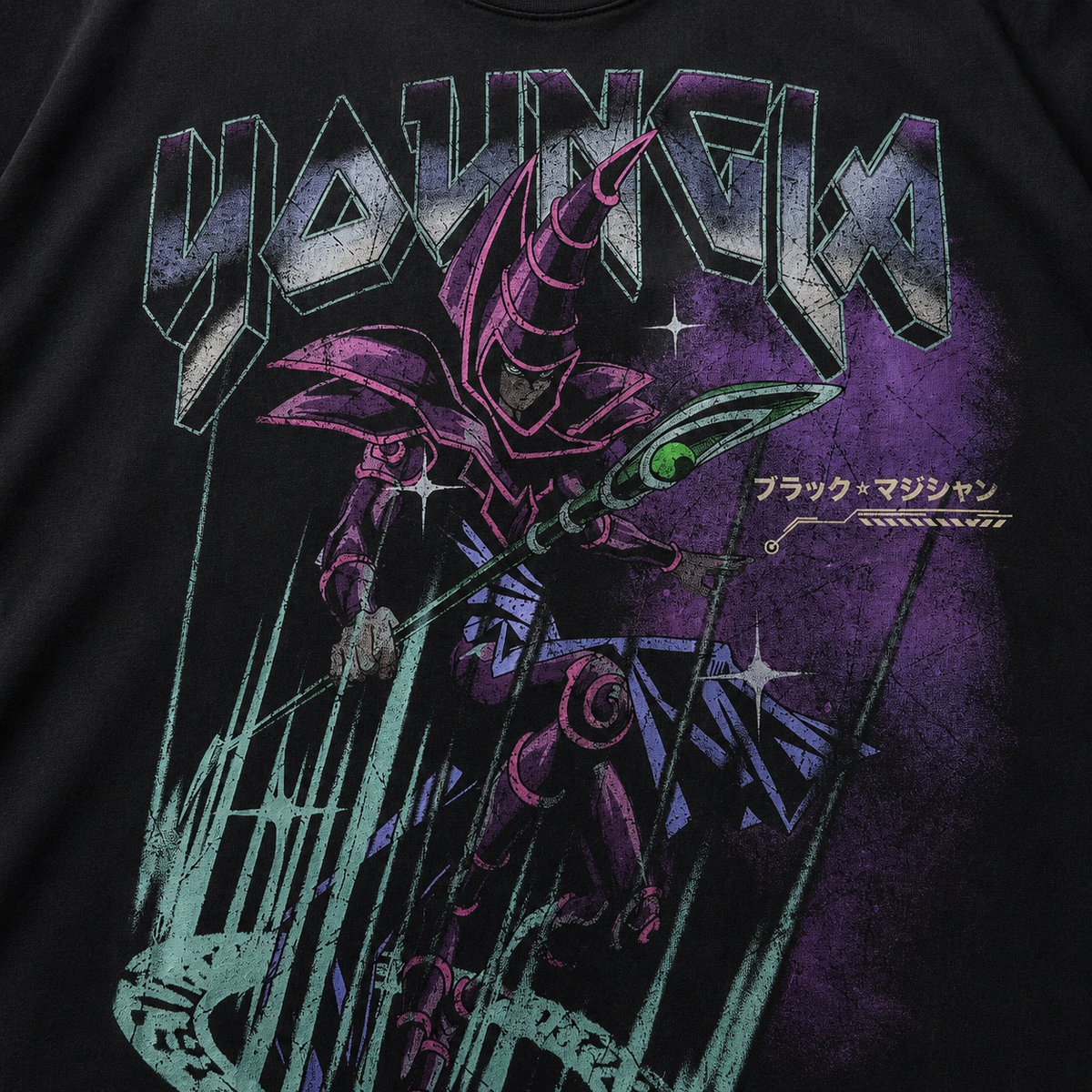 YoungLA 4123 Yu-Hi-Oh! Tees Dark Magician, detalle de logo y material — Crazy!Duck Hype