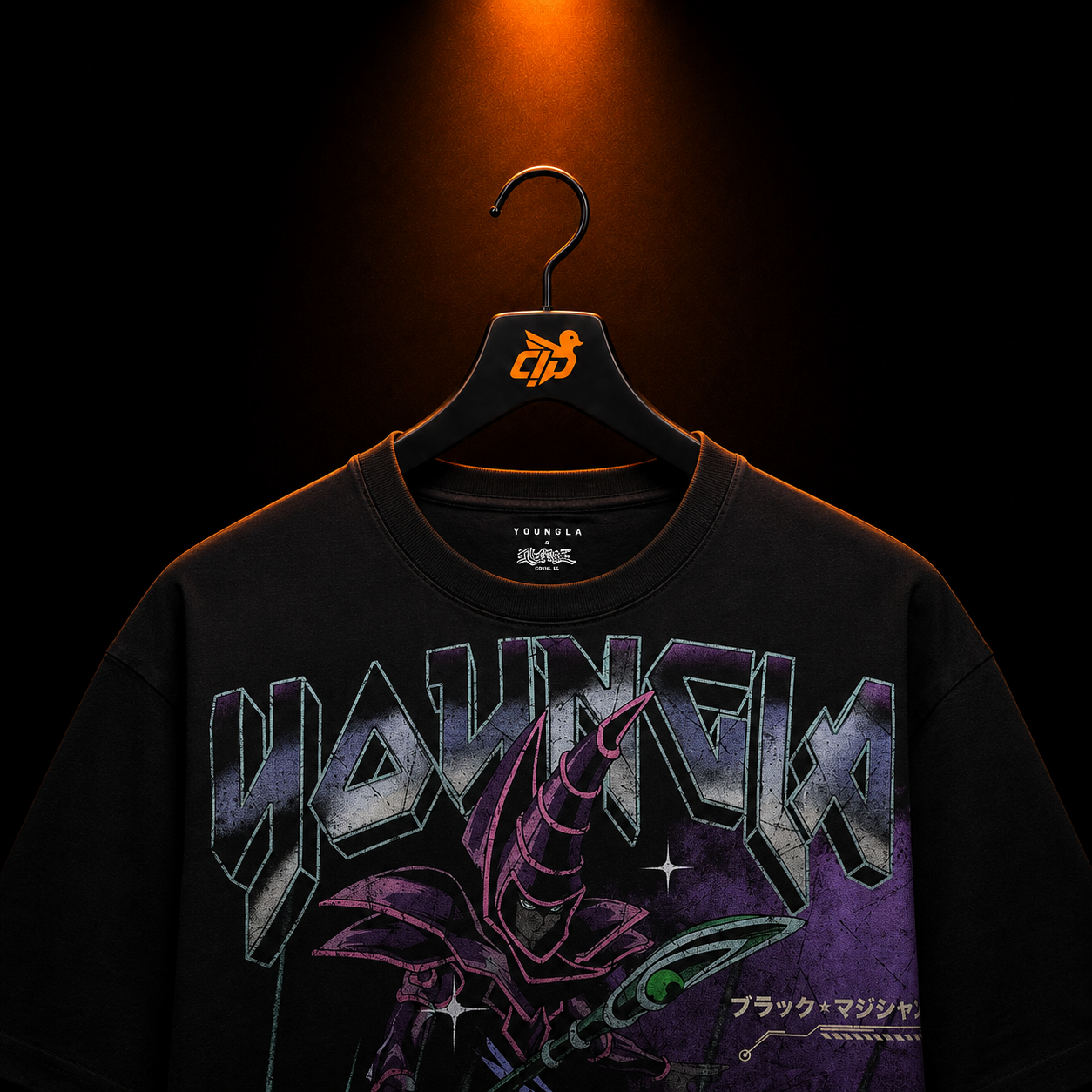 YoungLA 4123 Yu-Hi-Oh! Tees Dark Magician con presentación de producto — Crazy!Duck Hype