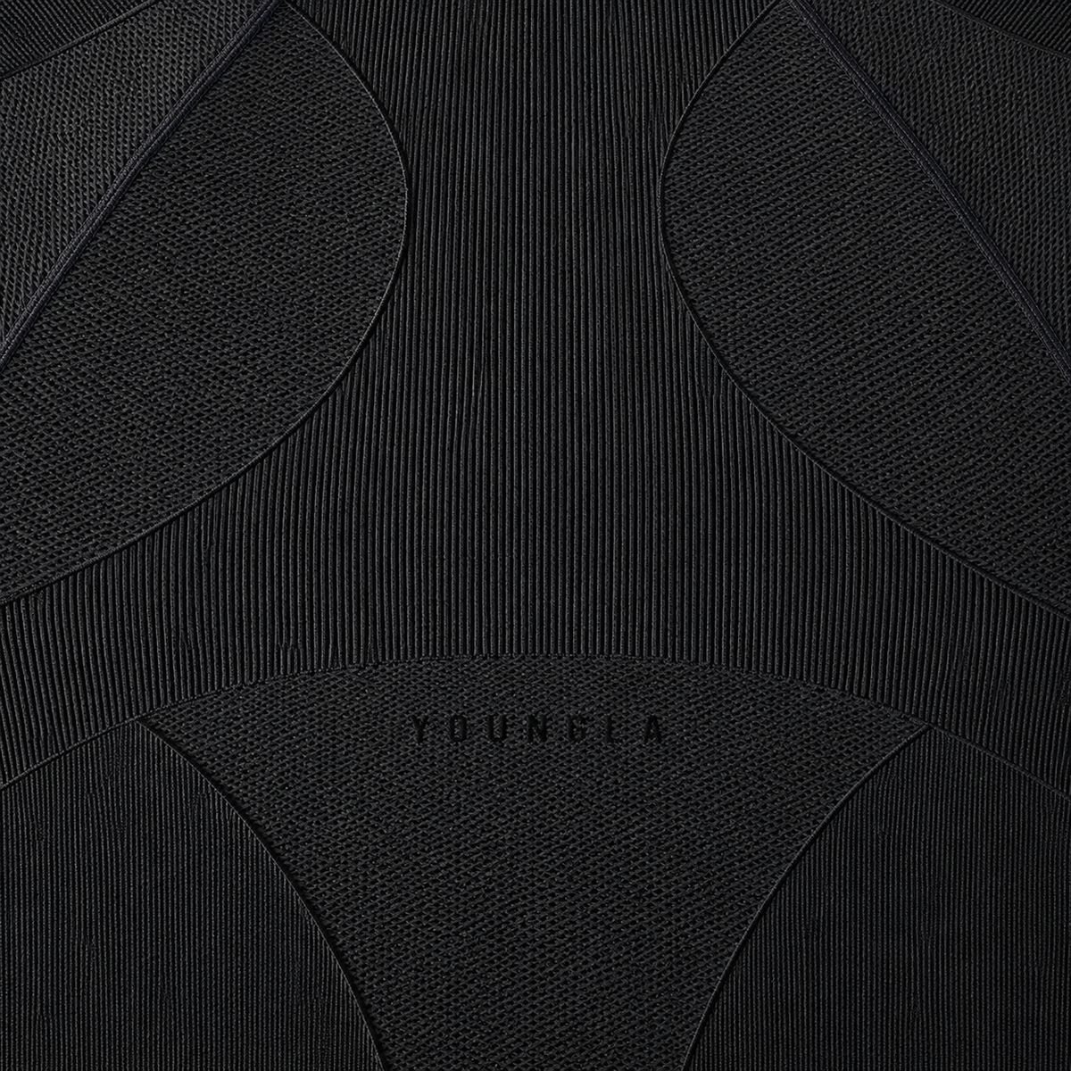 YoungLA 4339 Forme Compression Tees Black, detalle de logo y material — Crazy!Duck Hype