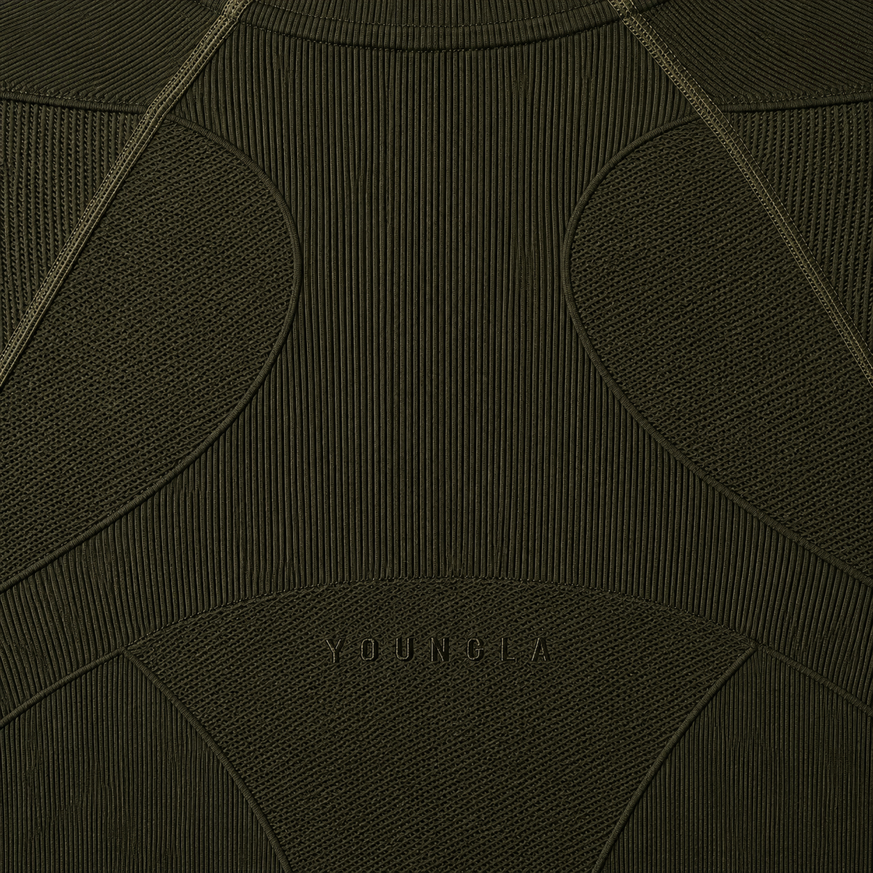 YoungLA 4339 Forme Compression Tees Olive, detalle de logo y material — Crazy!Duck Hype