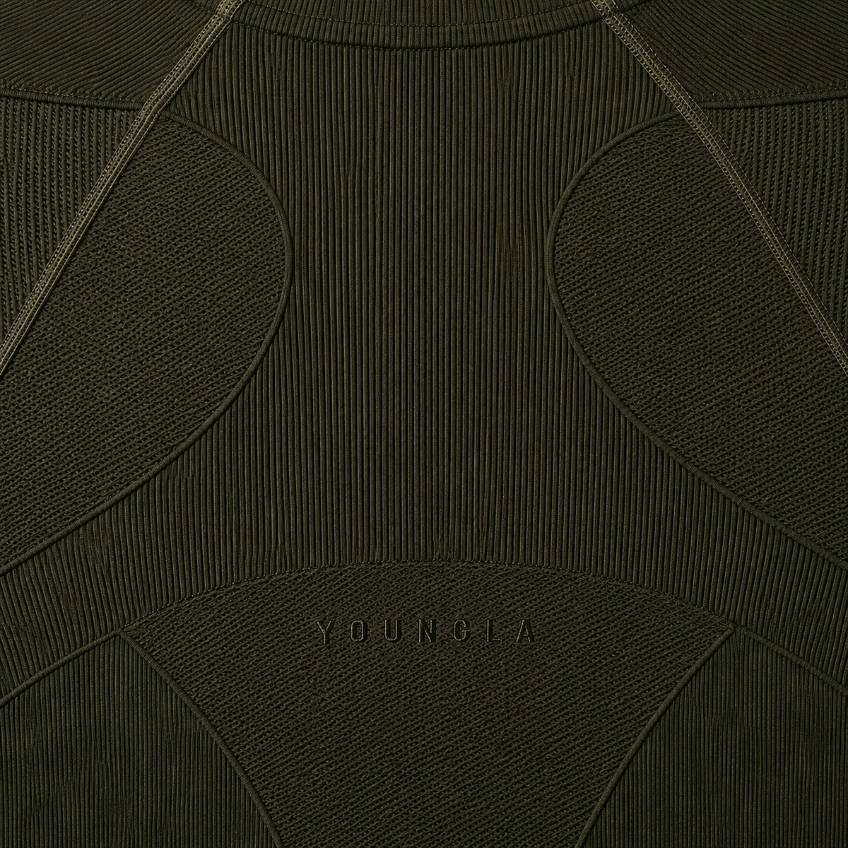 YoungLA 4339 Forme Compression Tees Olive, detalle de logo y material — Crazy!Duck Hype