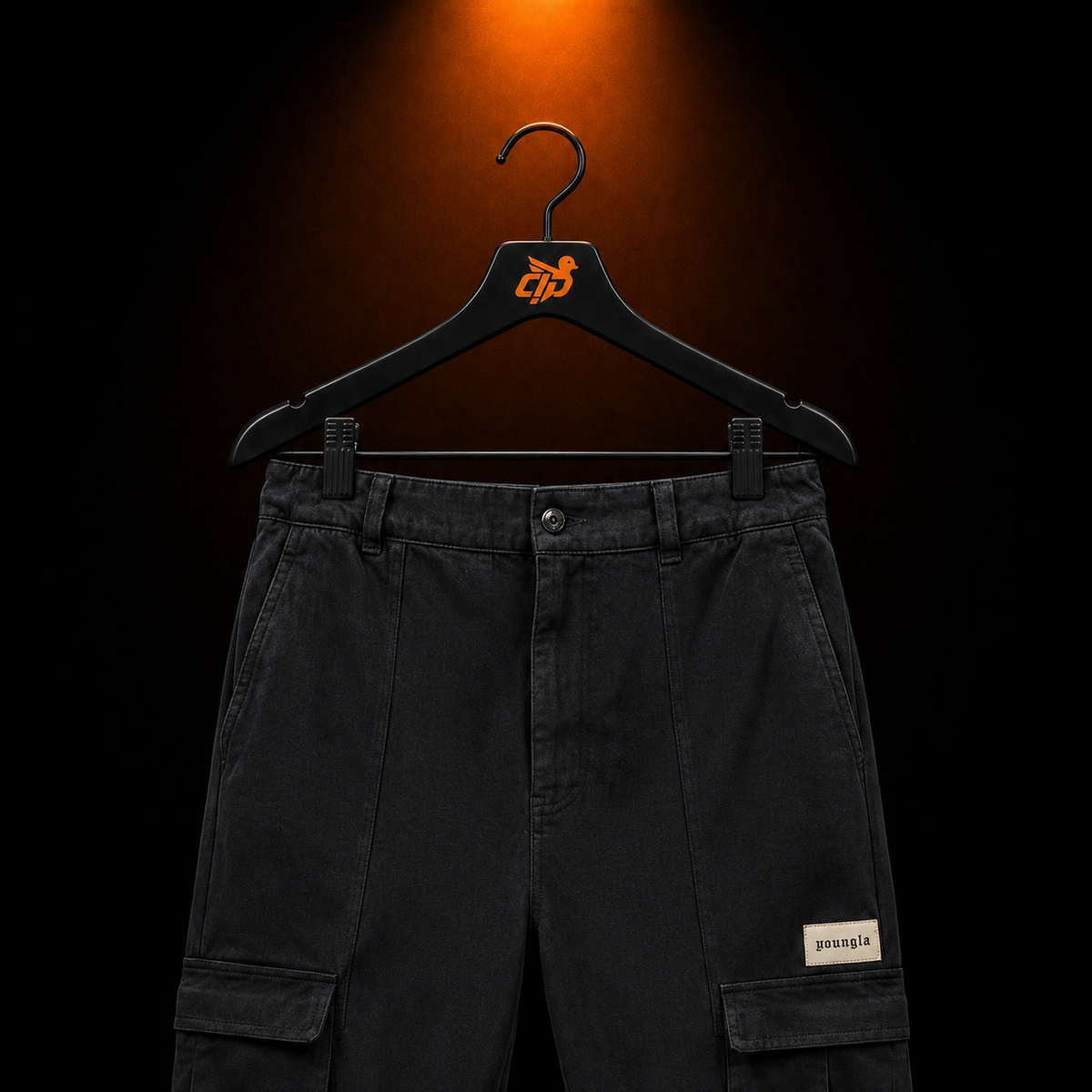 YoungLA 627 Classic Cargo Pants Black con presentación de producto — Crazy!Duck Hype