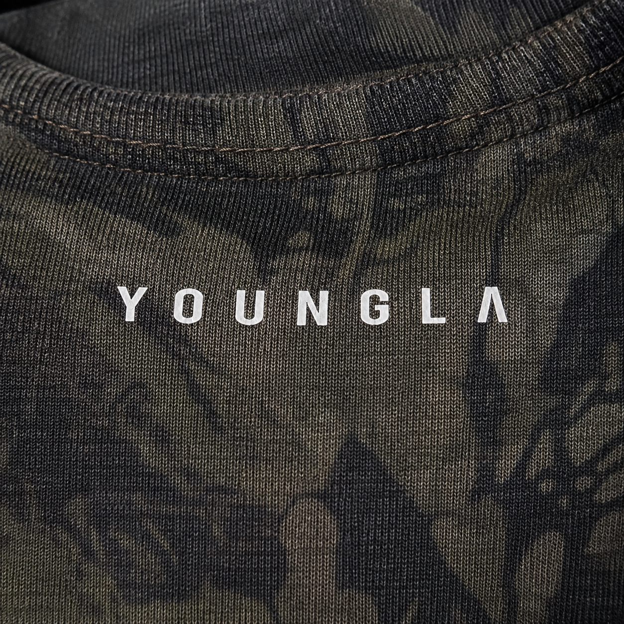 YoungLA 8047 Golds Gym Thermal LongsLeeves Dark Tree Camo, detalle de logo y material — Crazy!Duck Hype